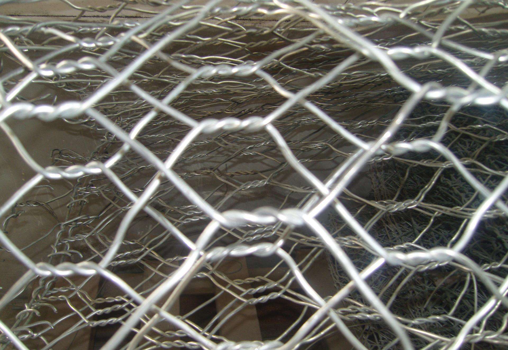 石笼网为何要设计成蜂巢六角形网孔